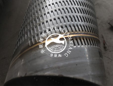 材質(zhì)：不銹鋼304、304L、316L、310S等可按需定制。直徑范圍：50MM-300MM焊接工藝：焊管外護套焊縫分為螺旋焊縫和直焊縫2種形式。護套管孔型：可為橋式精密沖縫篩孔或為圓型孔（可定制）.